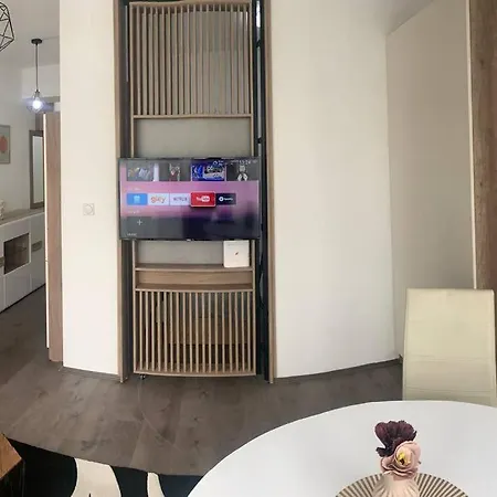 Cozy In At Perfect Location Apartment