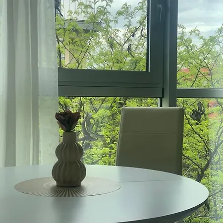 Cozy In At Perfect Location Apartment *